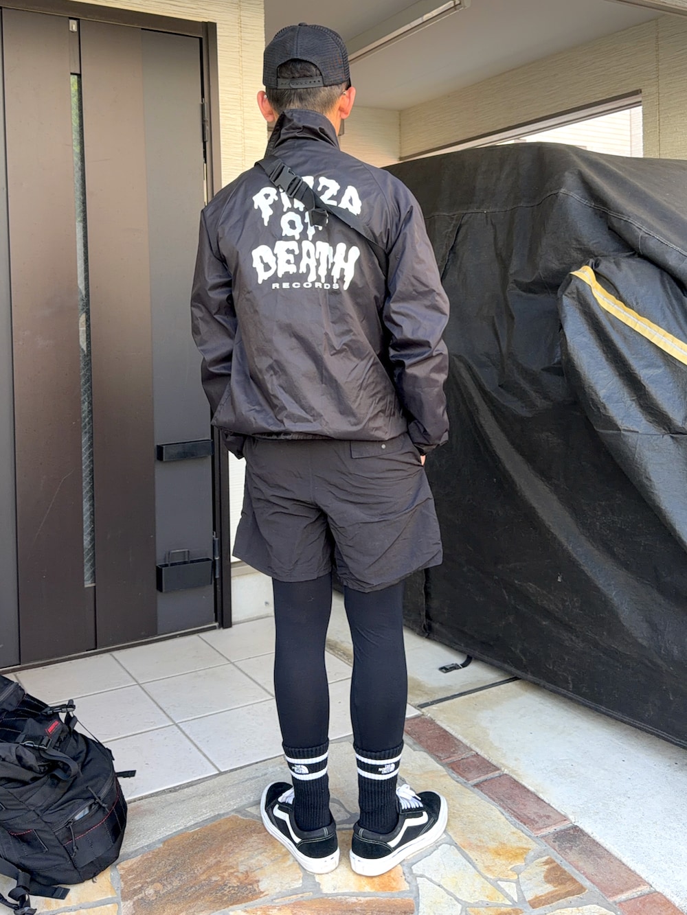 ブラック系のパンツ、ブラック系のその他パンツ、ブラック系のスニーカーを着用したメンズの春コーディネートの2枚目の写真