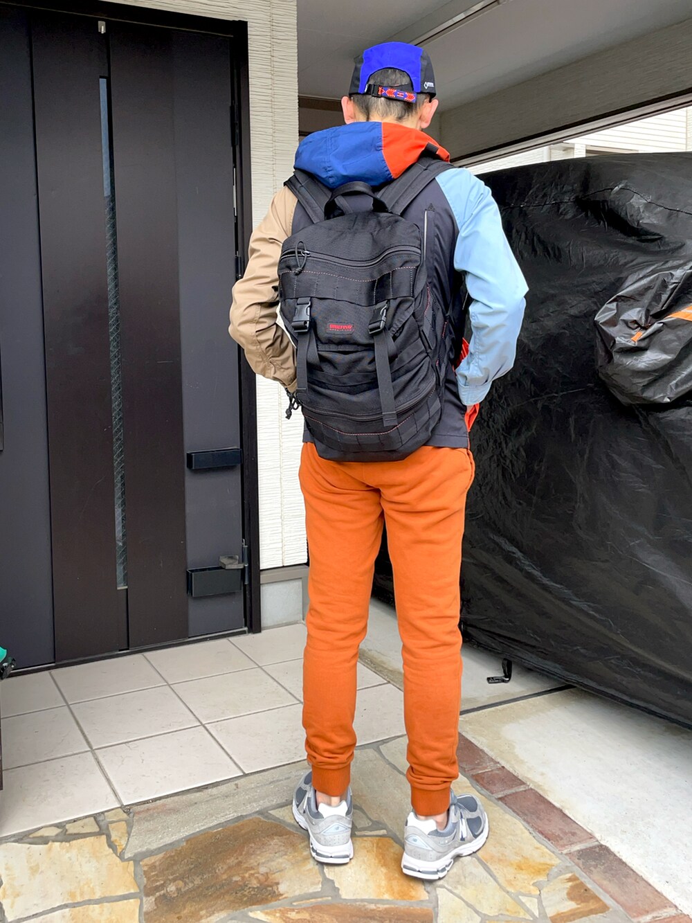 ホワイト系のTシャツ/カットソー、その他のブルゾン、ブラウン系のスウェットパンツを着用したメンズの春コーディネートの2枚目の写真