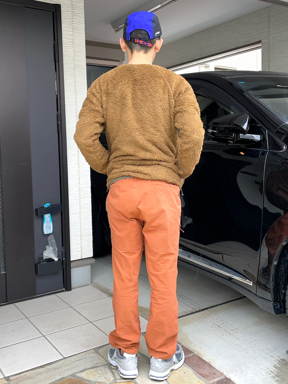 「Patagonia、フリース、カーゴパンツ、スニーカー、New Balance、キャップ、THE NORTH FACE」｜「THE NORTH FACEのアイテム（キャップ、ブルー系）」を使った、KHさん（メンズ・170cm）の春コーディネートの2枚目の写真