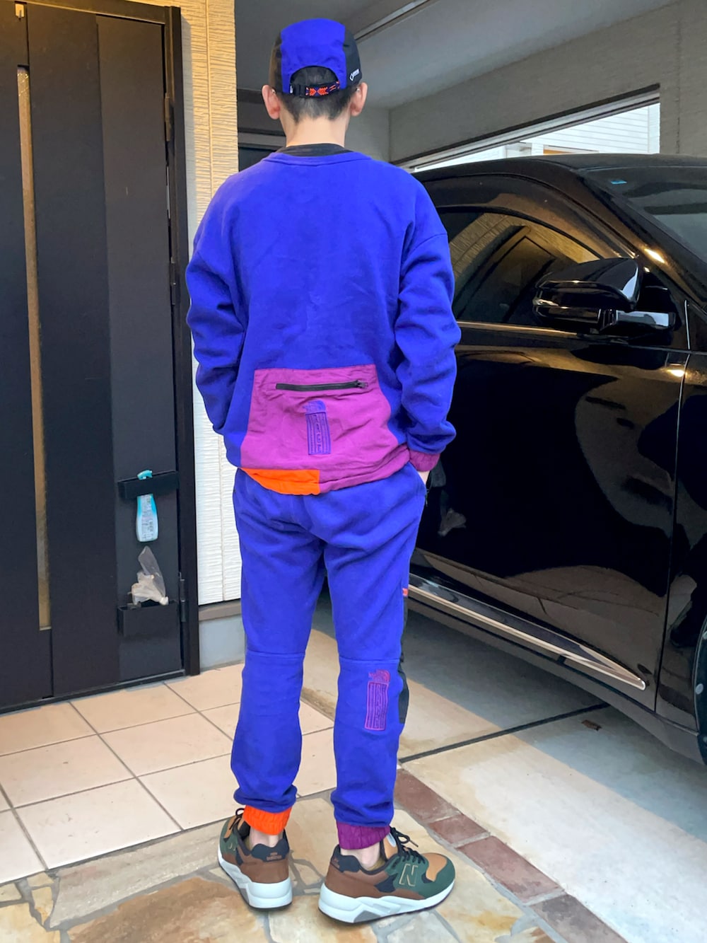 ブルー系のスウェット、ブルー系のスウェットパンツ、グリーン系のスニーカーを着用したメンズの春コーディネートの2枚目の写真