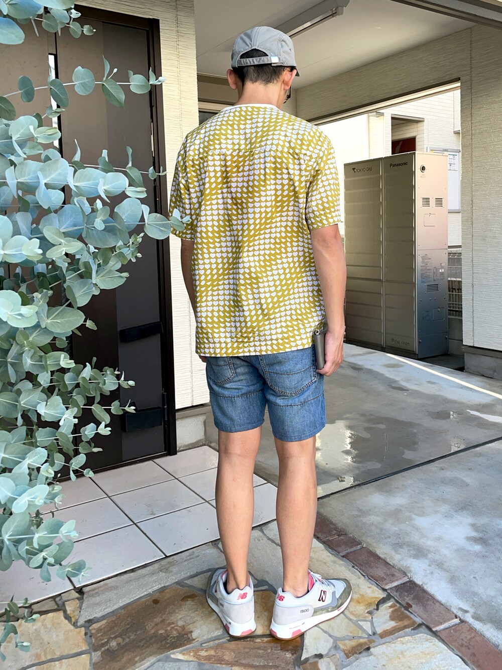 ベージュ系のTシャツ/カットソー、ブルー系のデニムパンツ、その他のスニーカーを着用したメンズの夏コーディネートの2枚目の写真