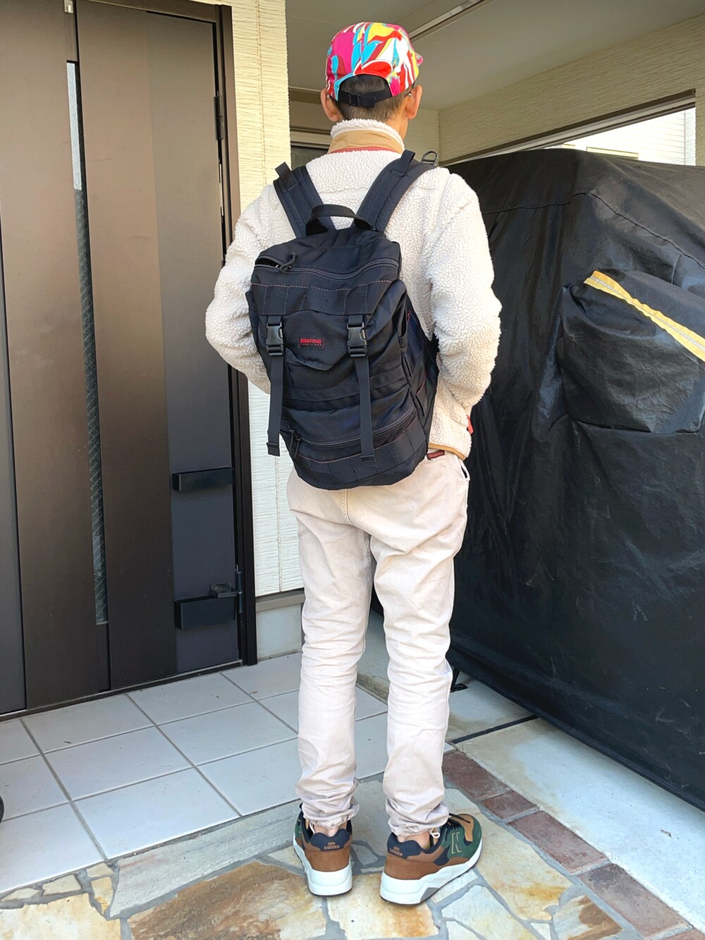 ホワイト系のブルゾン、ベージュ系のジャケット/アウター、ベージュ系のカーゴパンツを着用したメンズの秋コーディネートの2枚目の写真
