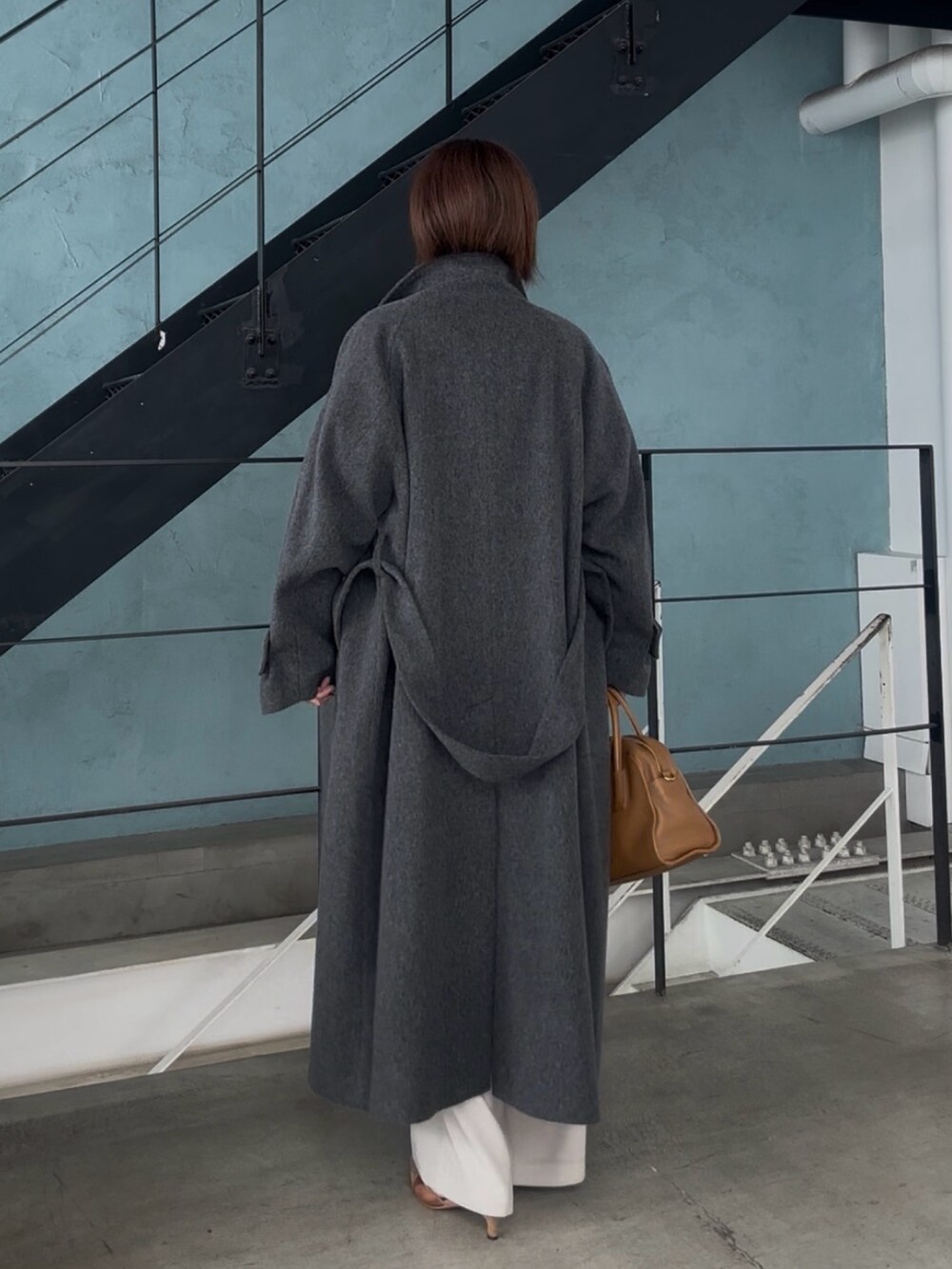 グレー系のその他アウター、グレー系のスラックス、ブラウン系のパンプスを着用したレディースの秋コーディネートの4枚目の写真