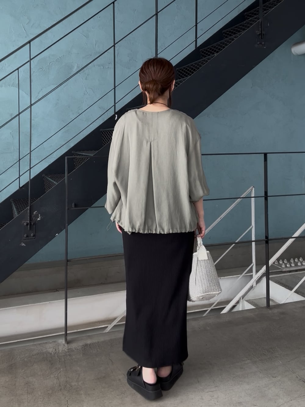 「サンダル、お出かけコーデ、夏服コーデ、ワンピースコーデ、夏服、夏アウター、サマーアウター、ブルゾン、ワンピース、夏羽織、タンクトップワンピース、ブラック、カーキ」｜「RIVE DROITEの【接触冷感】アセテートツイルブルゾン（ブルゾン、グリーン系）」を使った、rd-yuko さん（骨格ウェーブ・レディース・155cm）の春コーディネートの4枚目の写真