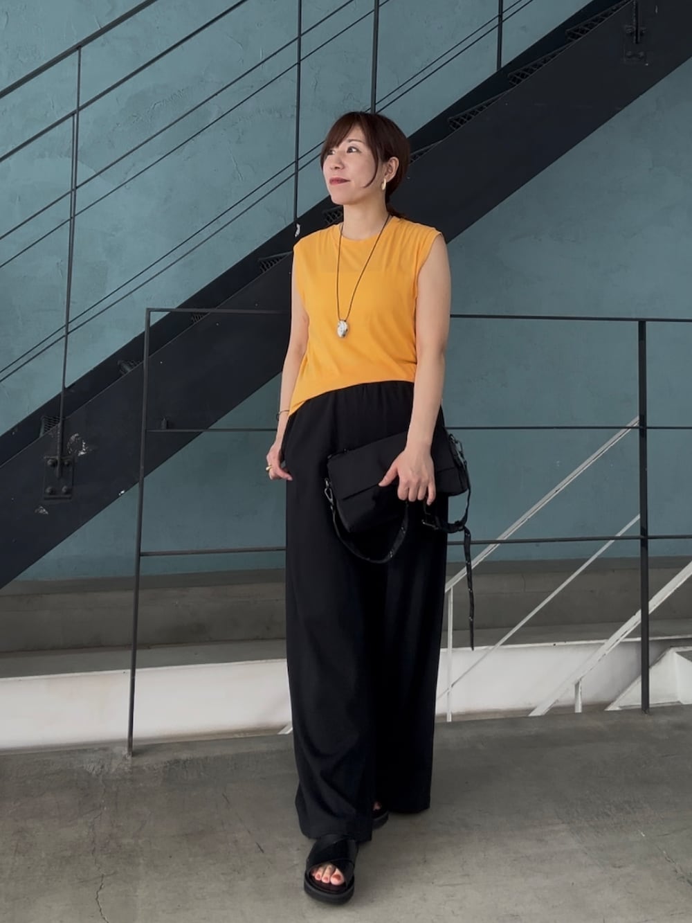 「低身長コーデ、低身長、低身長女子、スウェット、スウェットコーデ、スウェットパンツ、大人スウェット、大人カジュアル、大人コーデ、大人女子、タンクトップ、タンクトップコーデ、シアー、シアートップス、楽チンコーデ」｜「RIVE DROITEの【MONN.:.(モン)】スウェットワイドパンツ（その他パンツ、ブラック系）」を使った、rd-yuko さん（骨格ウェーブ・レディース・155cm）の夏コーディネートの2枚目の写真