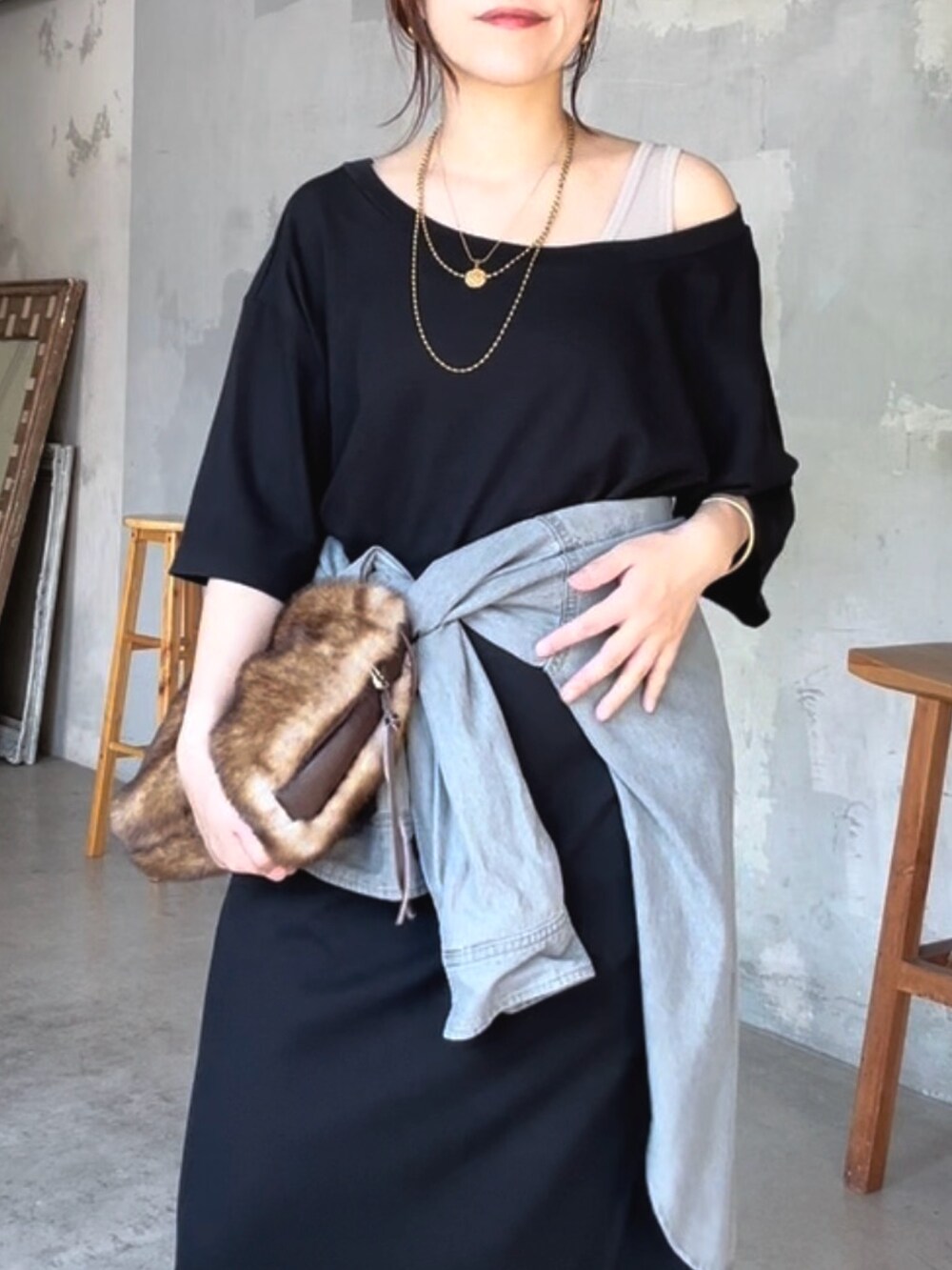 「低身長、低身長コーデ、低身長女子、ワンピース、ワンピーススタイル、ワンピースコーデ、リラックススタイル、リラックスワンピース、大人カジュアル、大人コーデ、大人女子、きれいめカジュアル、タンクトップ、デニムシャツ、リラックス」｜「RIVE DROITEの予約【新色追加！】【MONN.:.(モン)】オープンネックワンピース（ワンピース、ブラック系）」を使った、rd-yuko さん（レディース・155cm）の夏コーディネートの5枚目の写真