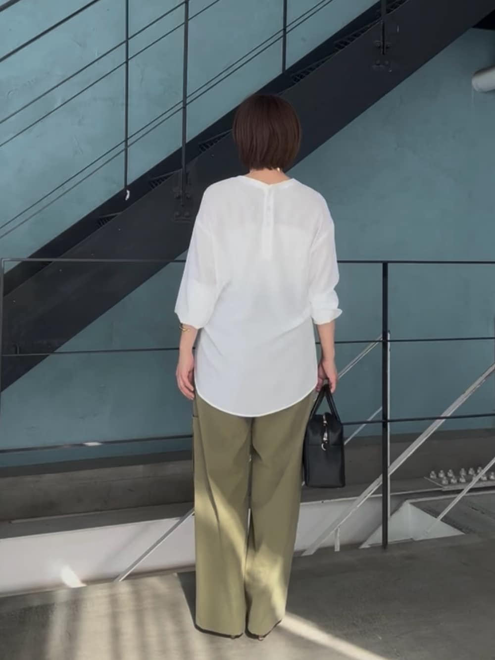 ホワイト系のシャツ/ブラウス、グリーン系のカーゴパンツ、ブラウン系のパンプスを着用したレディースの春コーディネートの4枚目の写真