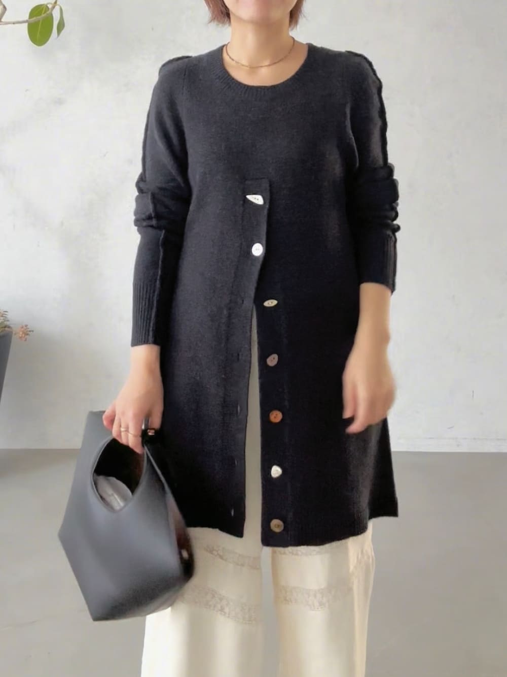 ホワイト系のその他パンツ、ブラック系のハンドバッグ、ブラック系のその他シューズを着用したレディースの冬コーディネートの5枚目の写真