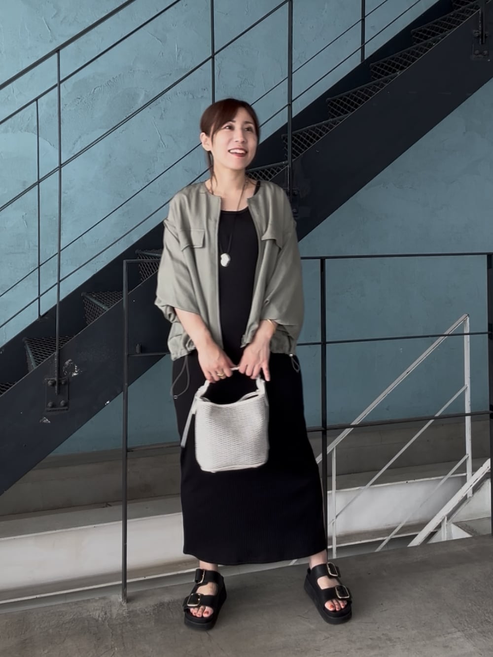 「サンダル、お出かけコーデ、夏服コーデ、ワンピースコーデ、夏服、夏アウター、サマーアウター、ブルゾン、ワンピース、夏羽織、タンクトップワンピース、ブラック、カーキ」｜「RIVE DROITEの【接触冷感】アセテートツイルブルゾン（ブルゾン、グリーン系）」を使った、rd-yuko さん（骨格ウェーブ・レディース・155cm）の春コーディネートの2枚目の写真