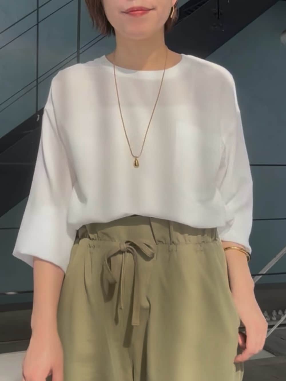 ホワイト系のシャツ/ブラウス、グリーン系のカーゴパンツ、ブラウン系のパンプスを着用したレディースの春コーディネートの5枚目の写真