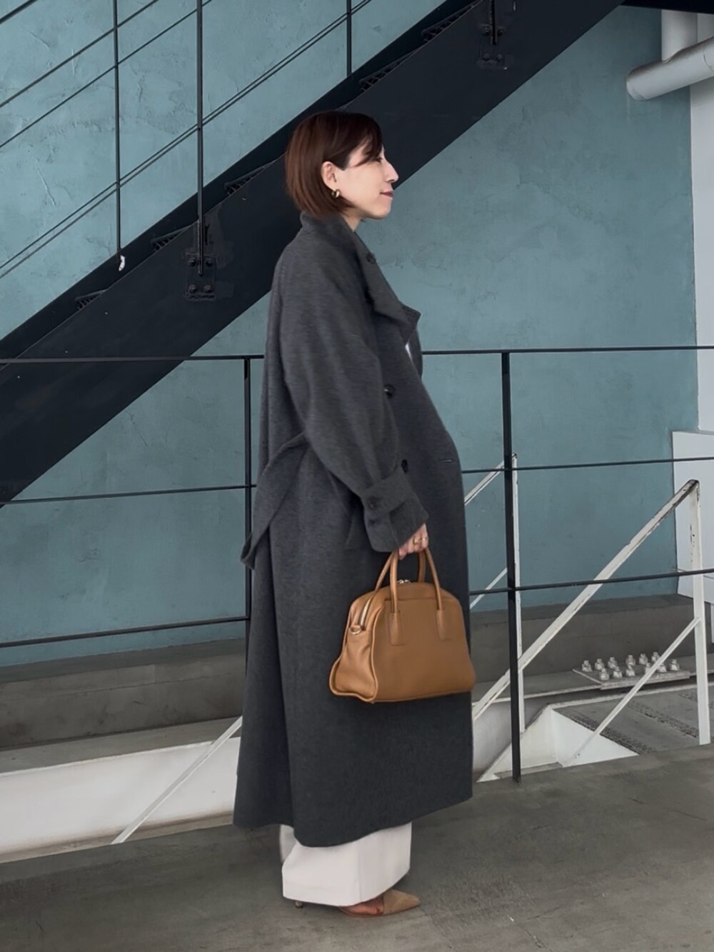 グレー系のその他アウター、グレー系のスラックス、ブラウン系のパンプスを着用したレディースの秋コーディネートの3枚目の写真