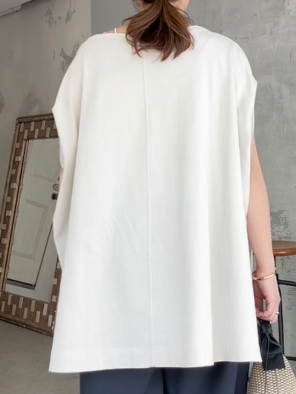 ベージュ系のTシャツ/カットソー、ブルー系のその他パンツ、ベージュ系のサンダルを着用したレディースの夏コーディネートの6枚目の写真