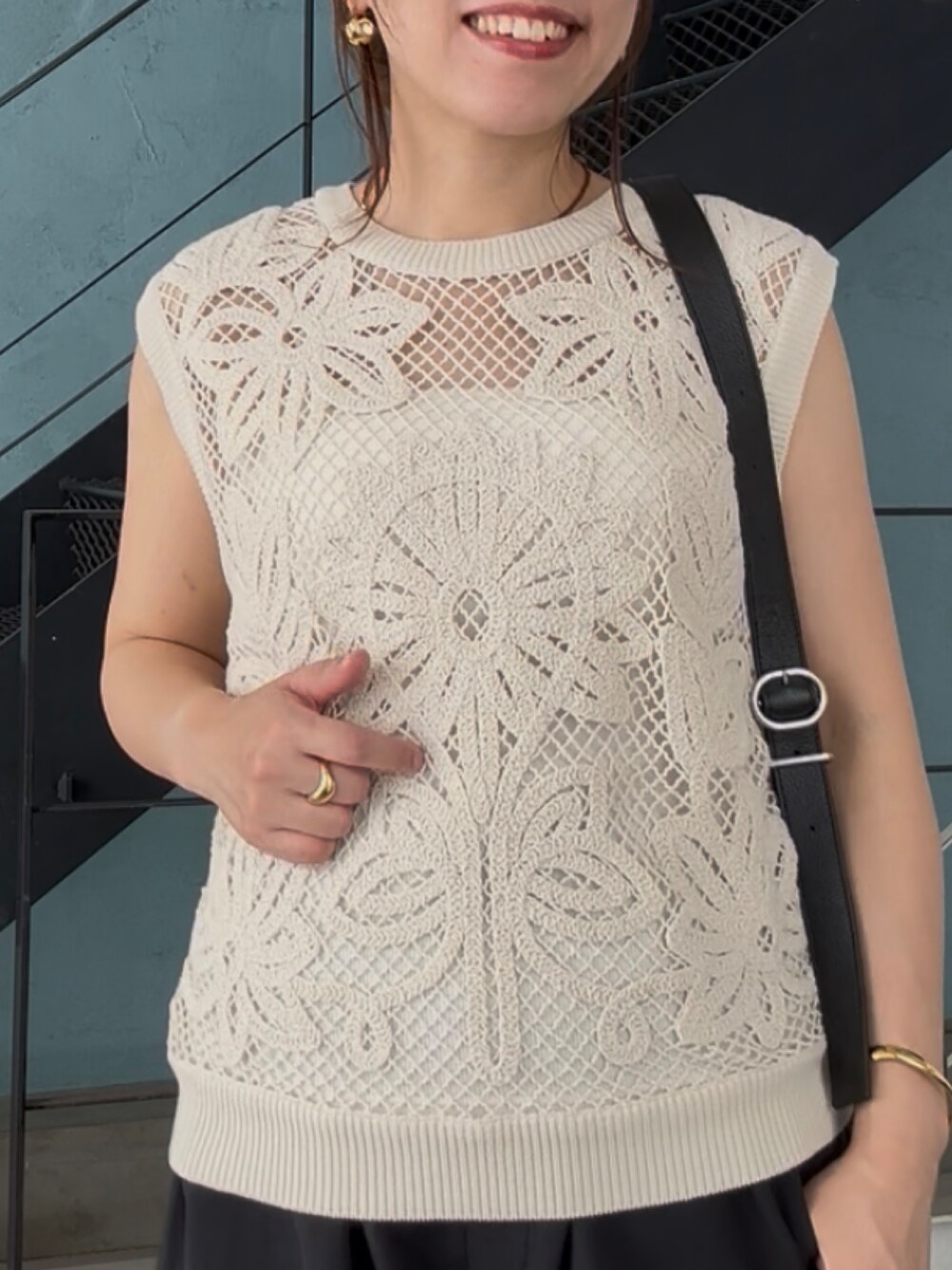 ブラック系のその他パンツ、ブラック系のサンダル、ベージュ系のニット/セーターを着用したレディースの夏コーディネートの5枚目の写真