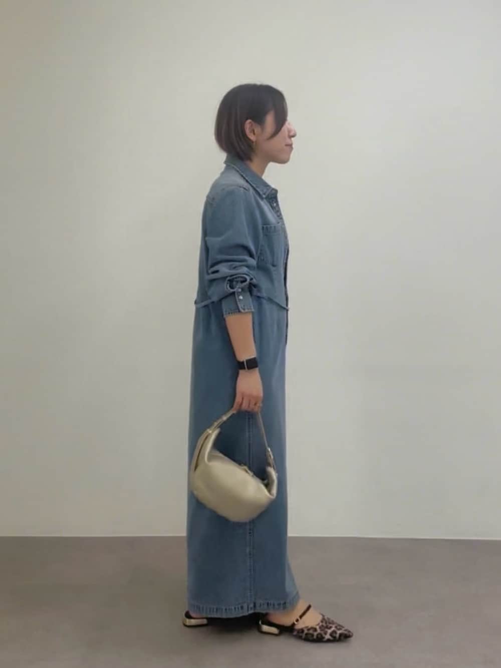 ブルー系のワンピース、ゴールド系のショルダーバッグ、ベージュ系のその他シューズを着用したレディースの春コーディネートの3枚目の写真