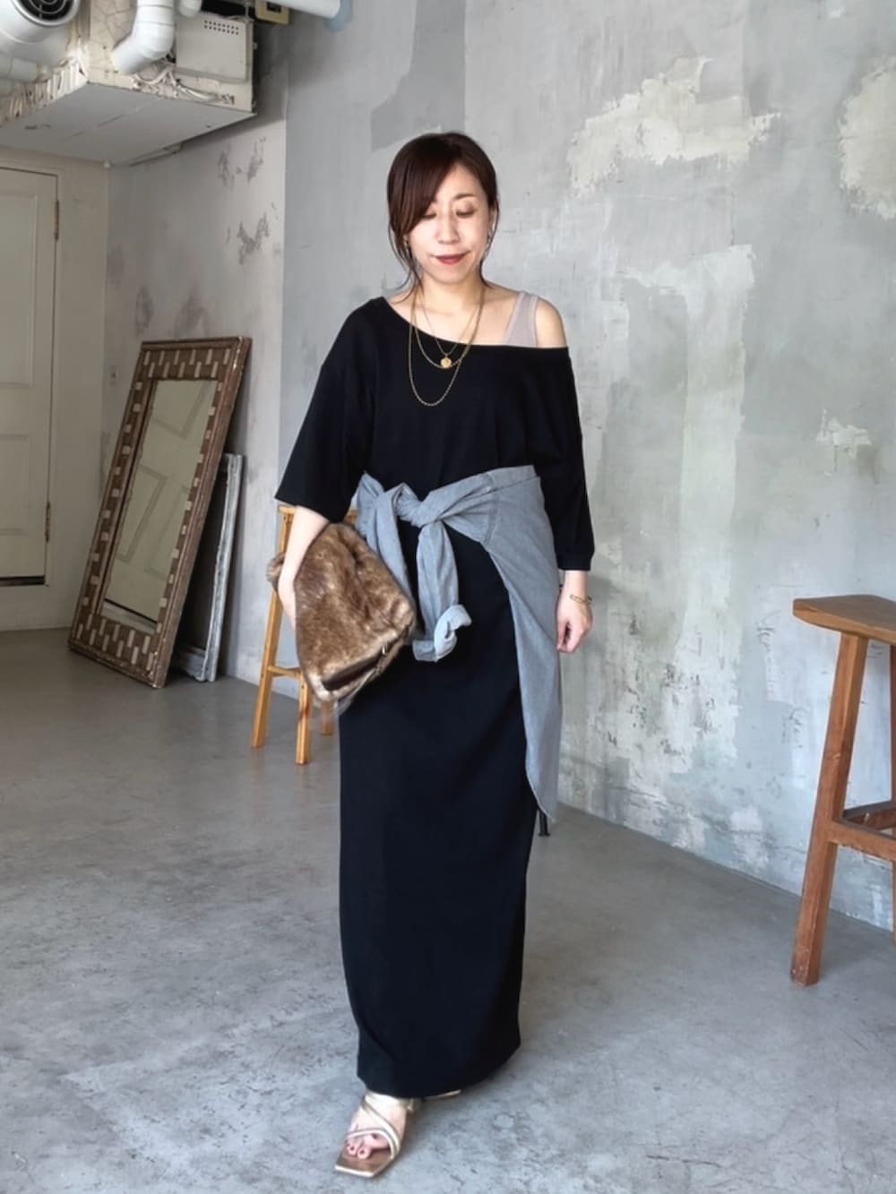 「低身長、低身長コーデ、低身長女子、ワンピース、ワンピーススタイル、ワンピースコーデ、リラックススタイル、リラックスワンピース、大人カジュアル、大人コーデ、大人女子、きれいめカジュアル、タンクトップ、デニムシャツ、リラックス」｜「RIVE DROITEの予約【新色追加！】【MONN.:.(モン)】オープンネックワンピース（ワンピース、ブラック系）」を使った、rd-yuko さん（レディース・155cm）の夏コーディネートの2枚目の写真