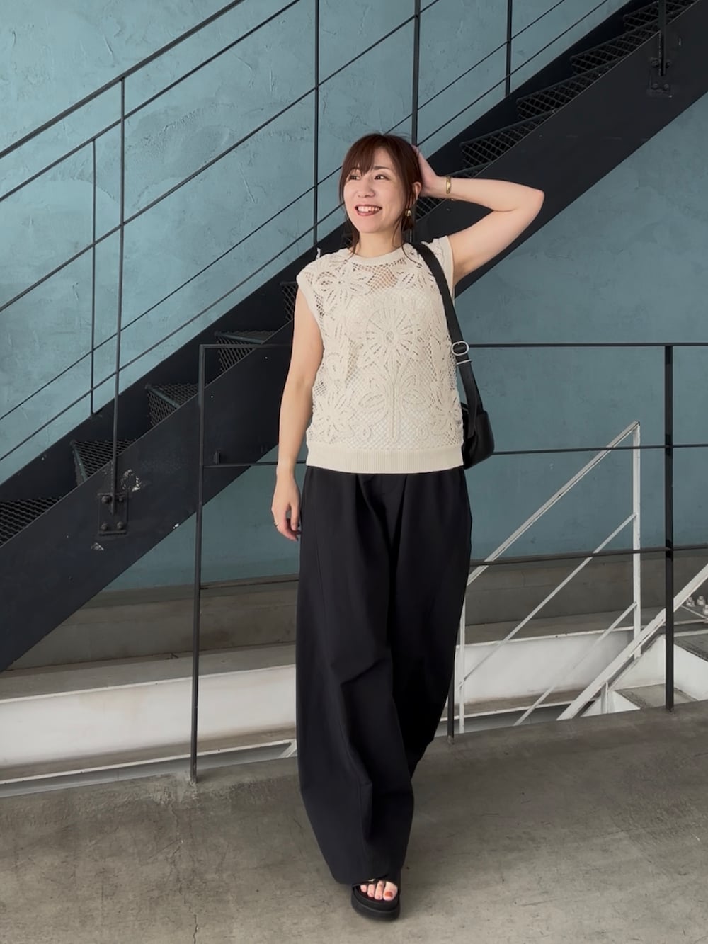 ブラック系のその他パンツ、ブラック系のサンダル、ベージュ系のニット/セーターを着用したレディースの夏コーディネートの2枚目の写真