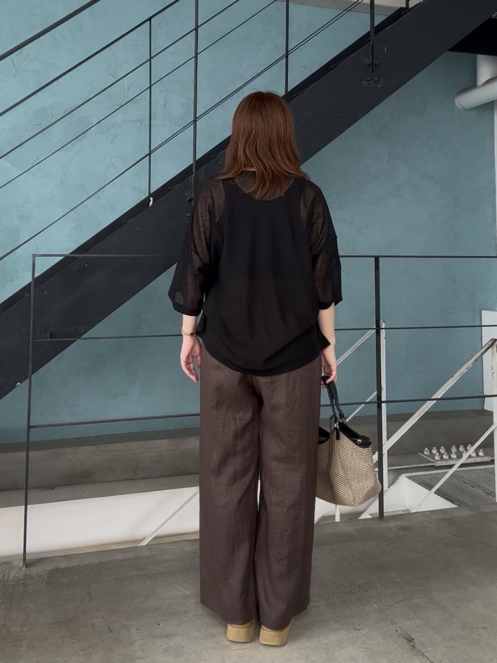 ブラック系のニット/セーター、ブラック系のその他パンツ、ベージュ系のサンダルを着用したレディースの春コーディネートの5枚目の写真