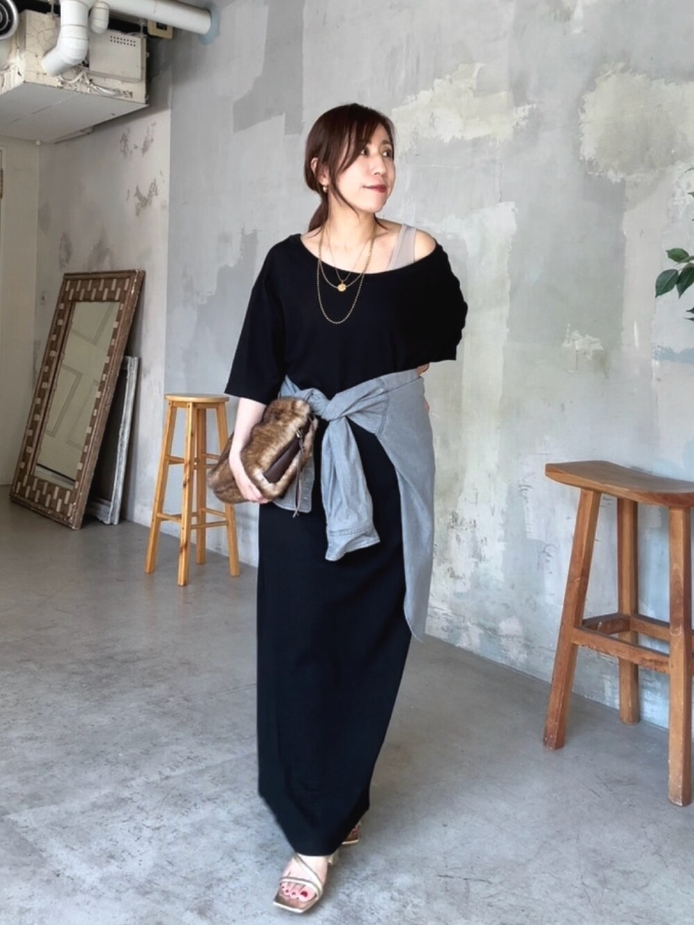「低身長、低身長コーデ、低身長女子、ワンピース、ワンピーススタイル、ワンピースコーデ、リラックススタイル、リラックスワンピース、大人カジュアル、大人コーデ、大人女子、きれいめカジュアル、タンクトップ、デニムシャツ、リラックス」｜「RIVE DROITEの予約【新色追加！】【MONN.:.(モン)】オープンネックワンピース（ワンピース、ブラック系）」を使った、rd-yuko さん（レディース・155cm）の夏コーディネートの3枚目の写真