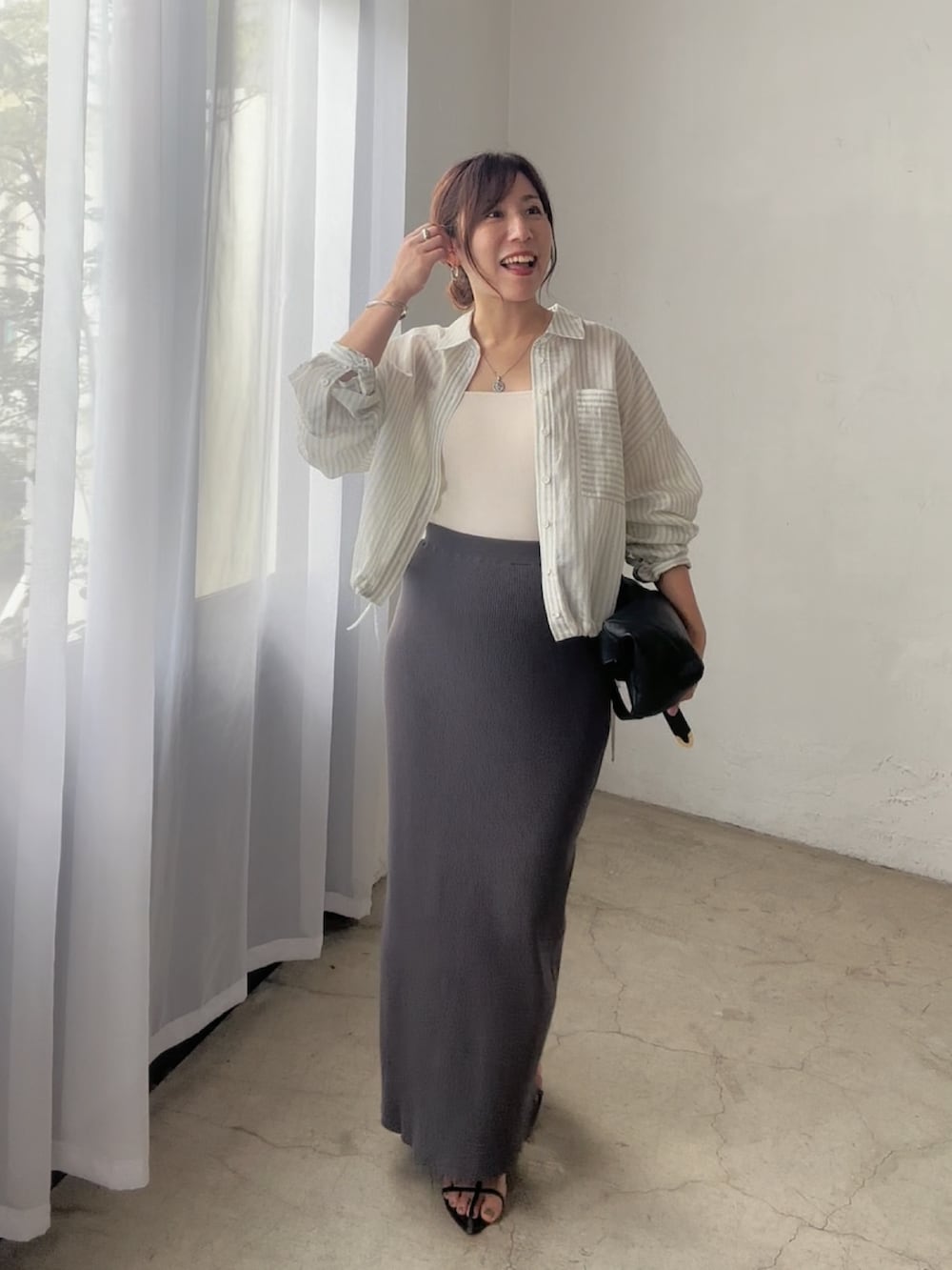 「夏服コーデ、初夏コーデ、低身長女子、夏ファッション、キレイめカジュアル、大人ファッション、低身長コーデ、大人女子、ストライプ、ストライプシャツ、ショート丈、ショート丈トップス、タイトスカート、タイトスカートコーデ、ストライプ柄」｜「RIVE DROITEのストライプドロストシャツ（シャツ/ブラウス、グリーン系）」を使った、rd-yuko さん（骨格ウェーブ・レディース・155cm）の夏コーディネートの3枚目の写真