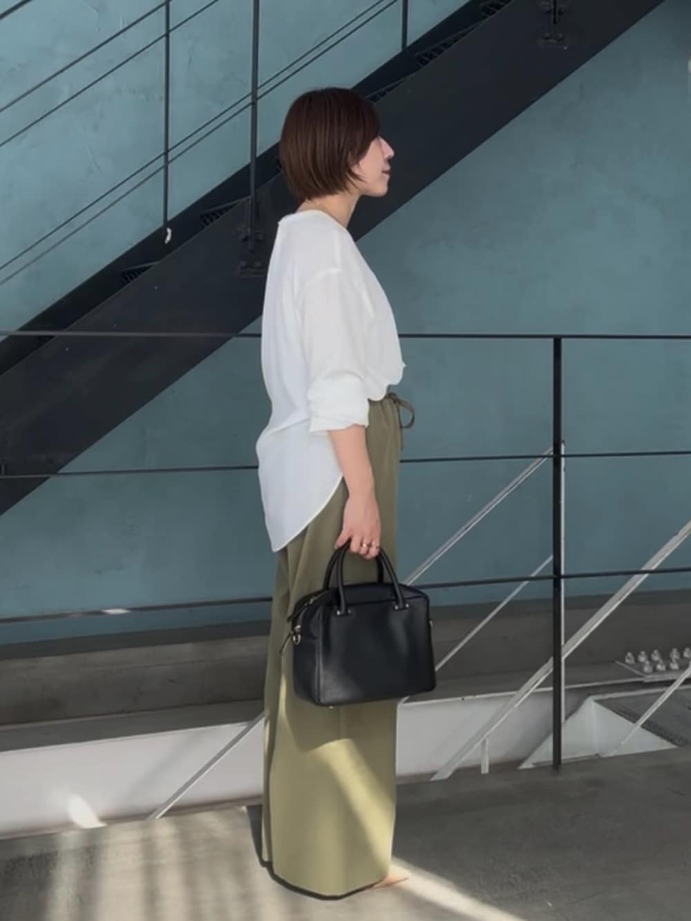 ホワイト系のシャツ/ブラウス、グリーン系のカーゴパンツ、ブラウン系のパンプスを着用したレディースの春コーディネートの3枚目の写真