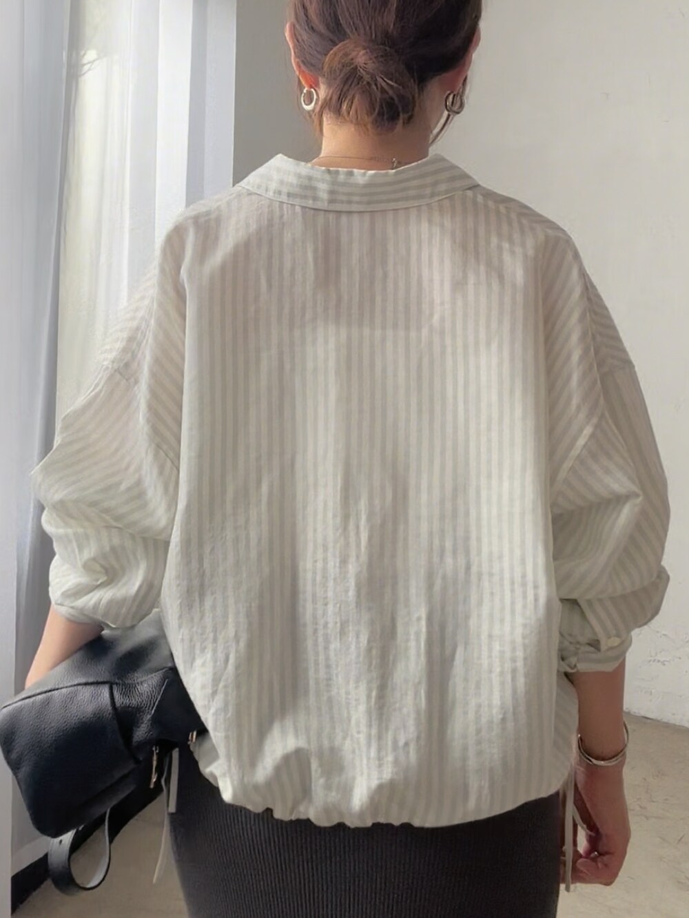 「夏服コーデ、初夏コーデ、低身長女子、夏ファッション、キレイめカジュアル、大人ファッション、低身長コーデ、大人女子、ストライプ、ストライプシャツ、ショート丈、ショート丈トップス、タイトスカート、タイトスカートコーデ、ストライプ柄」｜「RIVE DROITEのストライプドロストシャツ（シャツ/ブラウス、グリーン系）」を使った、rd-yuko さん（骨格ウェーブ・レディース・155cm）の夏コーディネートの8枚目の写真