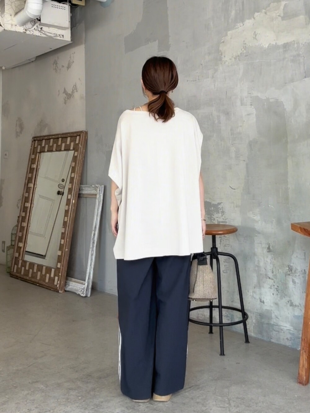 ベージュ系のTシャツ/カットソー、ブルー系のその他パンツ、ベージュ系のサンダルを着用したレディースの夏コーディネートの4枚目の写真