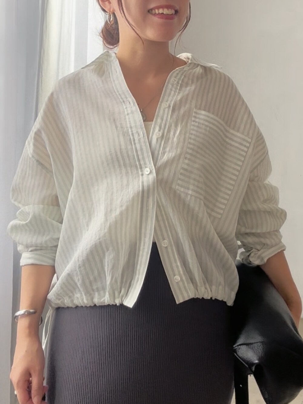 「夏服コーデ、初夏コーデ、低身長女子、夏ファッション、キレイめカジュアル、大人ファッション、低身長コーデ、大人女子、ストライプ、ストライプシャツ、ショート丈、ショート丈トップス、タイトスカート、タイトスカートコーデ、ストライプ柄」｜「RIVE DROITEのストライプドロストシャツ（シャツ/ブラウス、グリーン系）」を使った、rd-yuko さん（骨格ウェーブ・レディース・155cm）の夏コーディネートの9枚目の写真