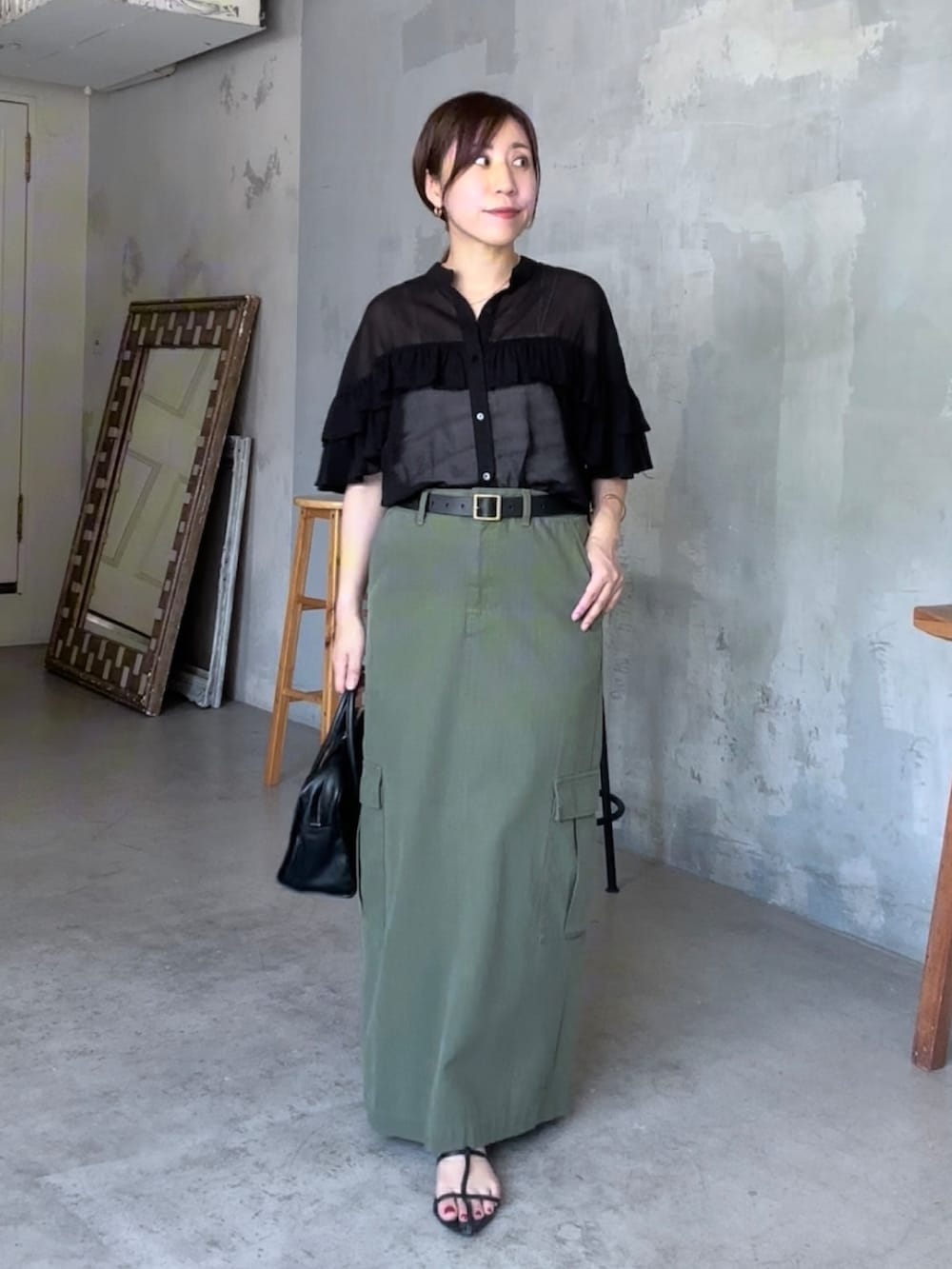 「低身長、低身長コーデ、低身長女子、着映え、着映えトップス、着映えブラウス、フリル、フリルトップス、フリルブラウス、マキシスカート、カーゴスカート、スカート、大人カジュアル、きれいめカジュアル、スカートコーデ」｜「RIVE DROITEの【MONN.:. （モン）】スクエアバックルベルト（ベルト、ブラック系）」を使った、rd-yuko さん（レディース・155cm）の夏コーディネートの3枚目の写真