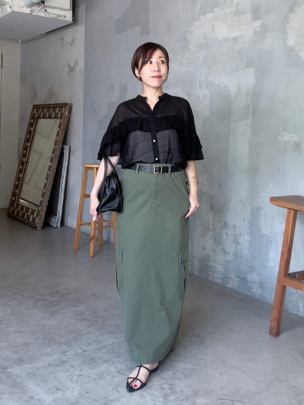 「低身長、低身長コーデ、低身長女子、着映え、着映えトップス、着映えブラウス、フリル、フリルトップス、フリルブラウス、マキシスカート、カーゴスカート、スカート、大人カジュアル、きれいめカジュアル、スカートコーデ」｜「RIVE DROITEの【MONN.:. （モン）】スクエアバックルベルト（ベルト、ブラック系）」を使った、rd-yuko さん（レディース・155cm）の夏コーディネートの2枚目の写真