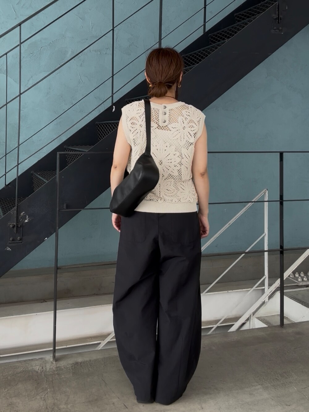 ブラック系のその他パンツ、ブラック系のサンダル、ベージュ系のニット/セーターを着用したレディースの夏コーディネートの4枚目の写真