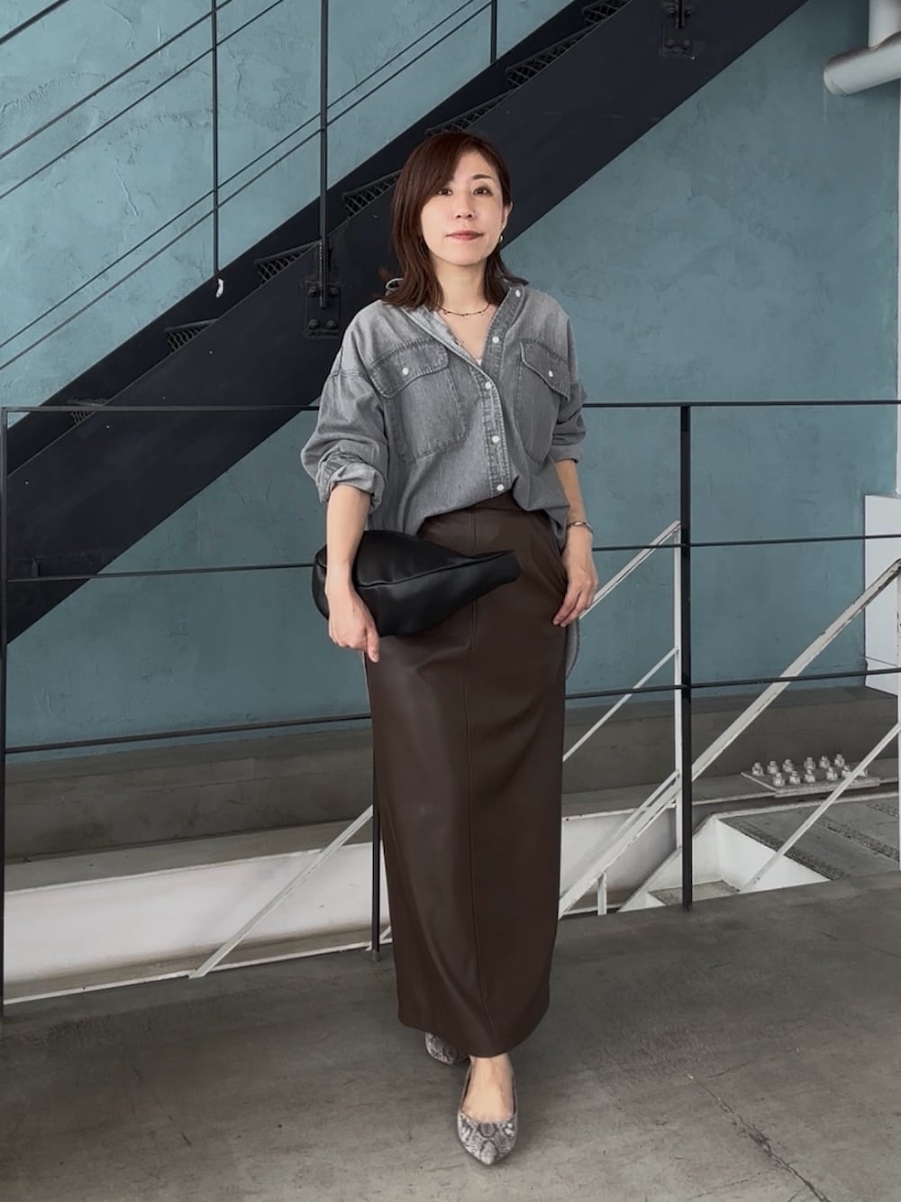 「デニム、シンプルコーデ、きれいめカジュアル、オトナ女子、低身長コーデ、低身長、低身長女子、タイトスカート、スカート、スカートコーデ、レザー、レザースカート、デニムシャツ、秋コーデ、秋服準備はじめました」｜「RIVE DROITEの予約【エッジの効いた足元に】パイソン柄フラットパンプス（パンプス、グレー系）」を使った、rd-yuko さん（レディース・155cm）の夏コーディネートの3枚目の写真