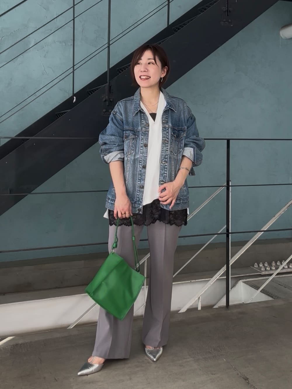 ブルー系のデニムジャケット、ホワイト系のスウェット、ブラック系のキャミソールを着用したレディースの冬コーディネートの2枚目の写真