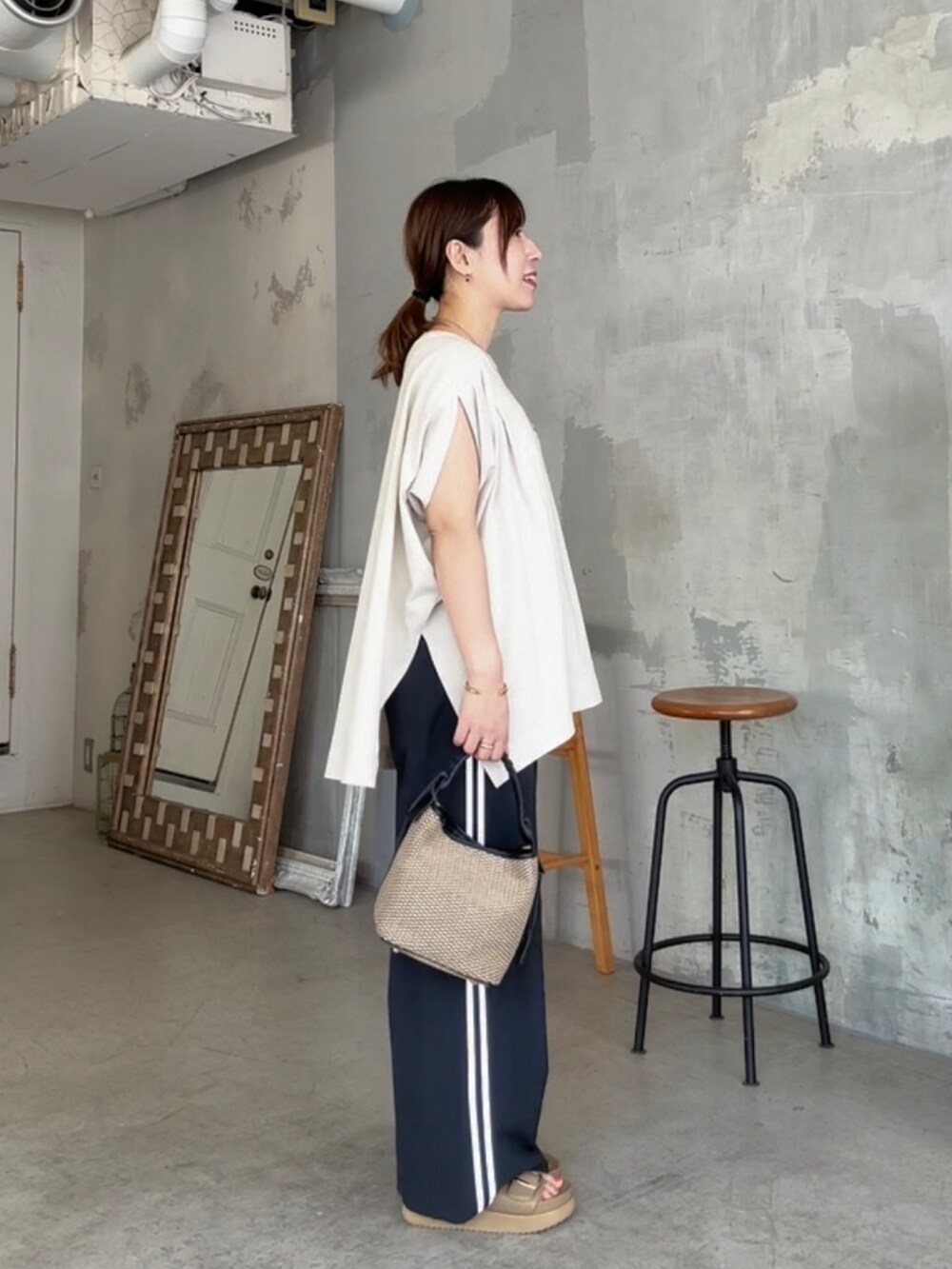 ベージュ系のTシャツ/カットソー、ブルー系のその他パンツ、ベージュ系のサンダルを着用したレディースの夏コーディネートの3枚目の写真