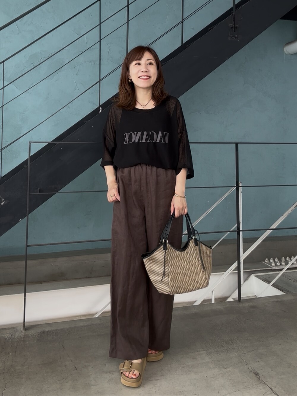 ブラック系のニット/セーター、ブラック系のその他パンツ、ベージュ系のサンダルを着用したレディースの春コーディネートの3枚目の写真