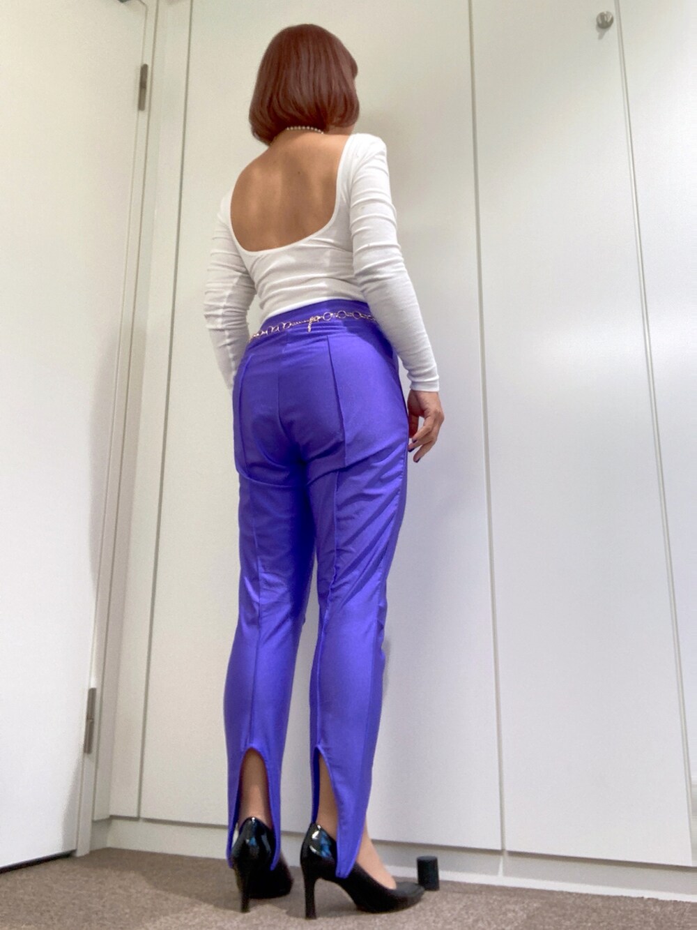 ホワイト系のTシャツ/カットソー、ブラック系のブルゾン、パープル系のその他パンツを着用したレディースの春コーディネートの2枚目の写真