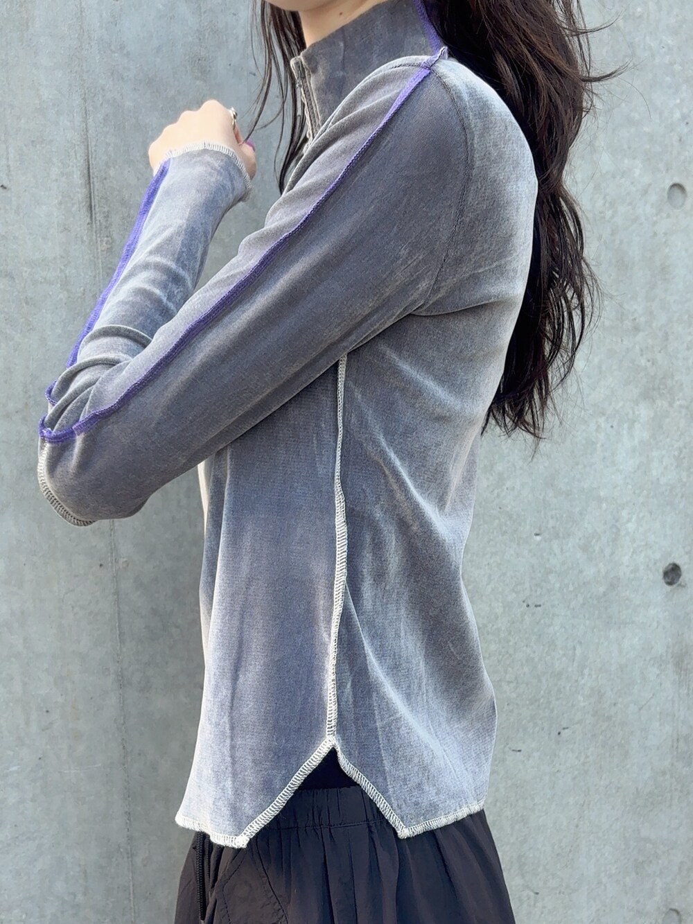 グレー系のTシャツ/カットソー、ブラック系のブーツを着用したレディースの秋コーディネートの3枚目の写真