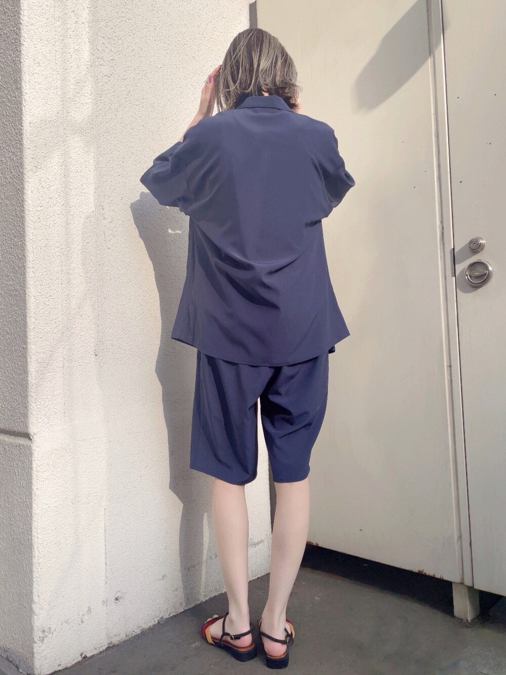 ホワイト系のTシャツ/カットソー、シルバー系のネックレスを着用したレディースの夏コーディネートの2枚目の写真
