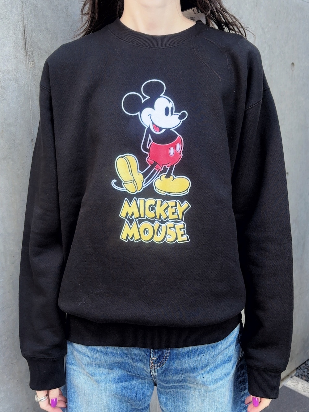 ブルー系のデニムパンツ、ブラック系のブーツ、ブラック系のTシャツ/カットソーを着用したレディースの秋コーディネートの2枚目の写真