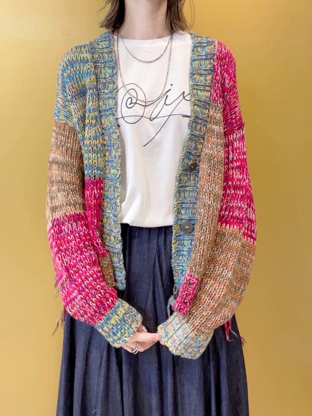 ホワイト系のTシャツ/カットソー、ブルー系のスカート、ベージュ系のスニーカーを着用したレディースの夏コーディネートの3枚目の写真