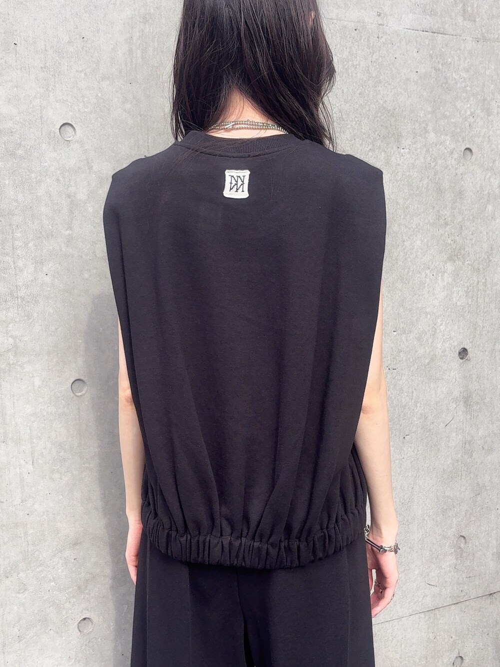 ブラック系のTシャツ/カットソー、シルバー系のサンダルを着用したレディースの夏コーディネートの2枚目の写真