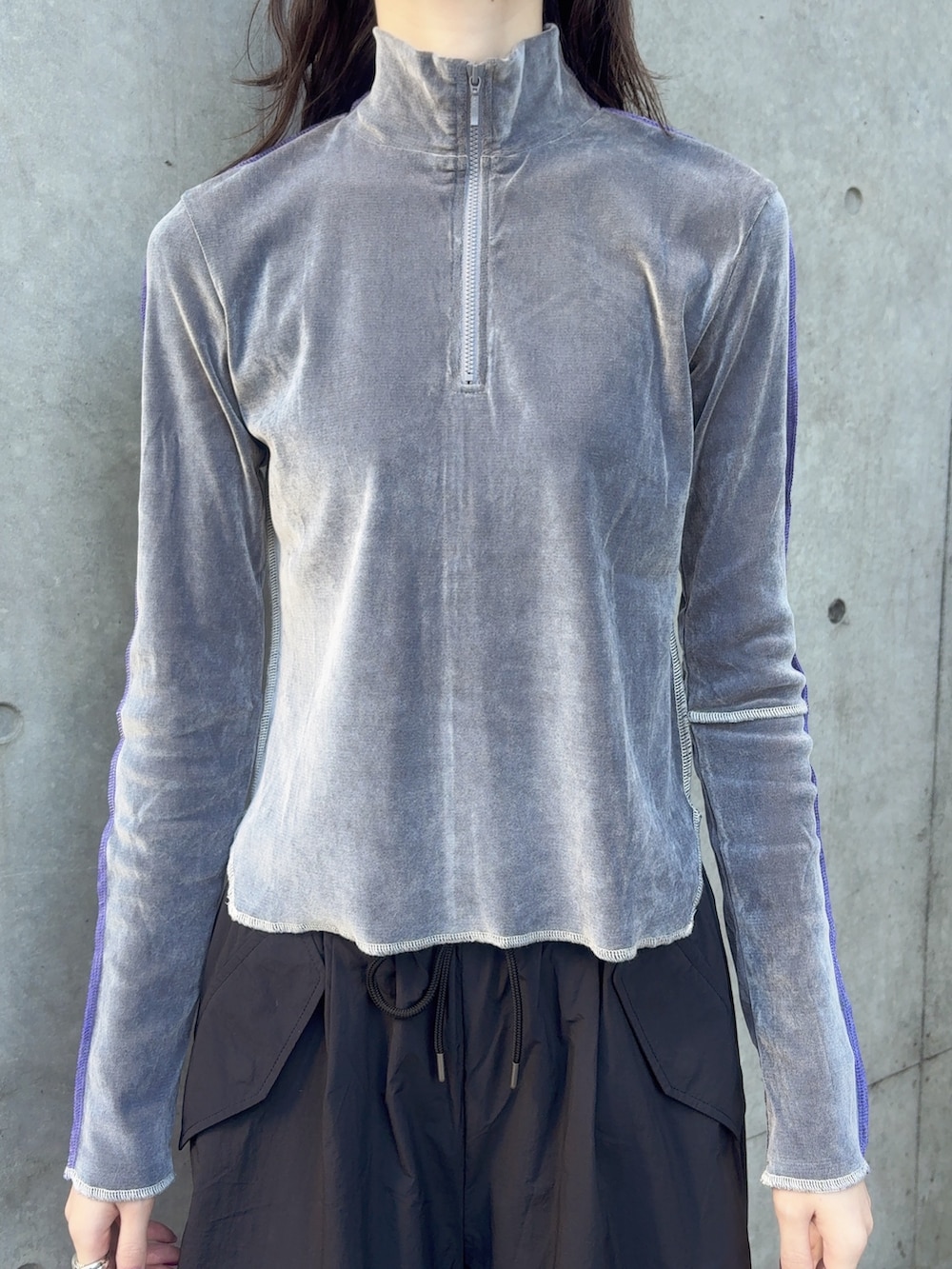 グレー系のTシャツ/カットソー、ブラック系のブーツを着用したレディースの秋コーディネートの2枚目の写真