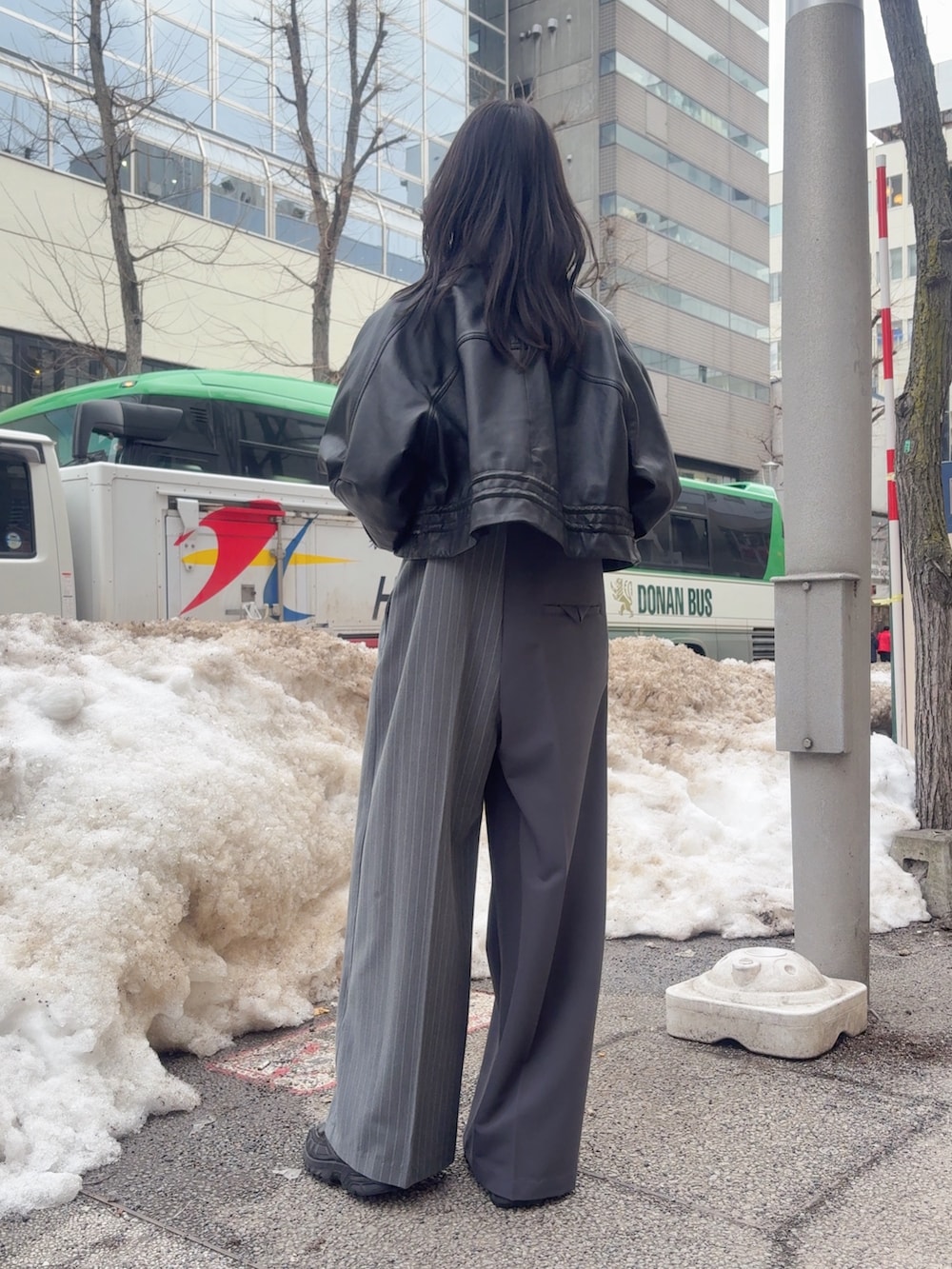 ブラック系のその他アウター、グレー系のサロペット/オーバーオール、シルバー系のネックレスを着用したレディースの春コーディネートの2枚目の写真