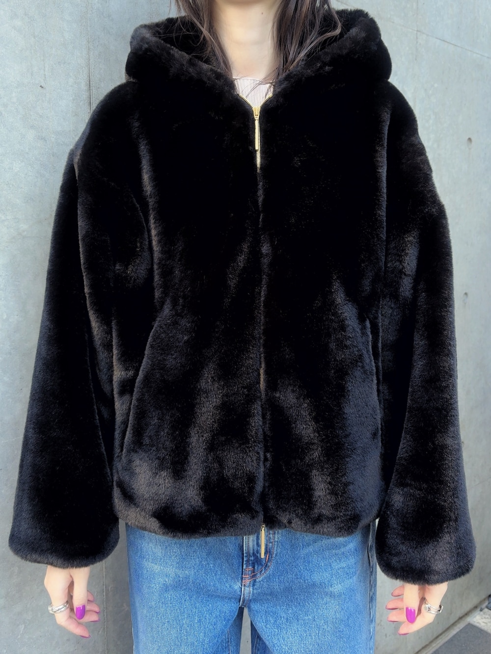 ブラック系のブーツ、ブルー系のデニムパンツ、ブラック系のブルゾンを着用したレディースの秋コーディネートの2枚目の写真