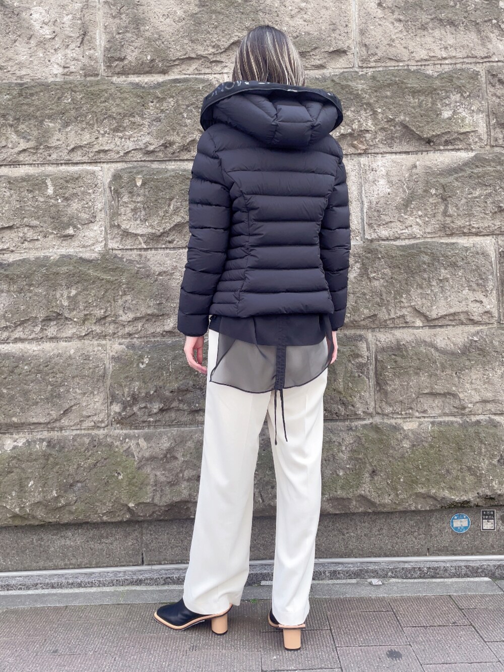 ブラック系のTシャツ/カットソー、ブラック系のブーツ、ホワイト系のその他パンツを着用したレディースの夏コーディネートの2枚目の写真