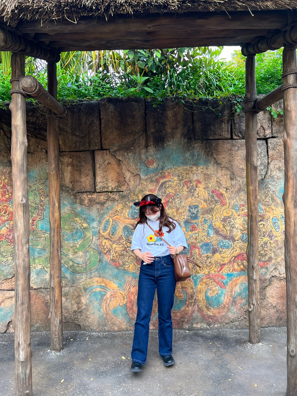 ブルー系のデニムパンツ、グレー系のTシャツ/カットソー、ブラック系のブーツを着用したレディースの春コーディネートの2枚目の写真