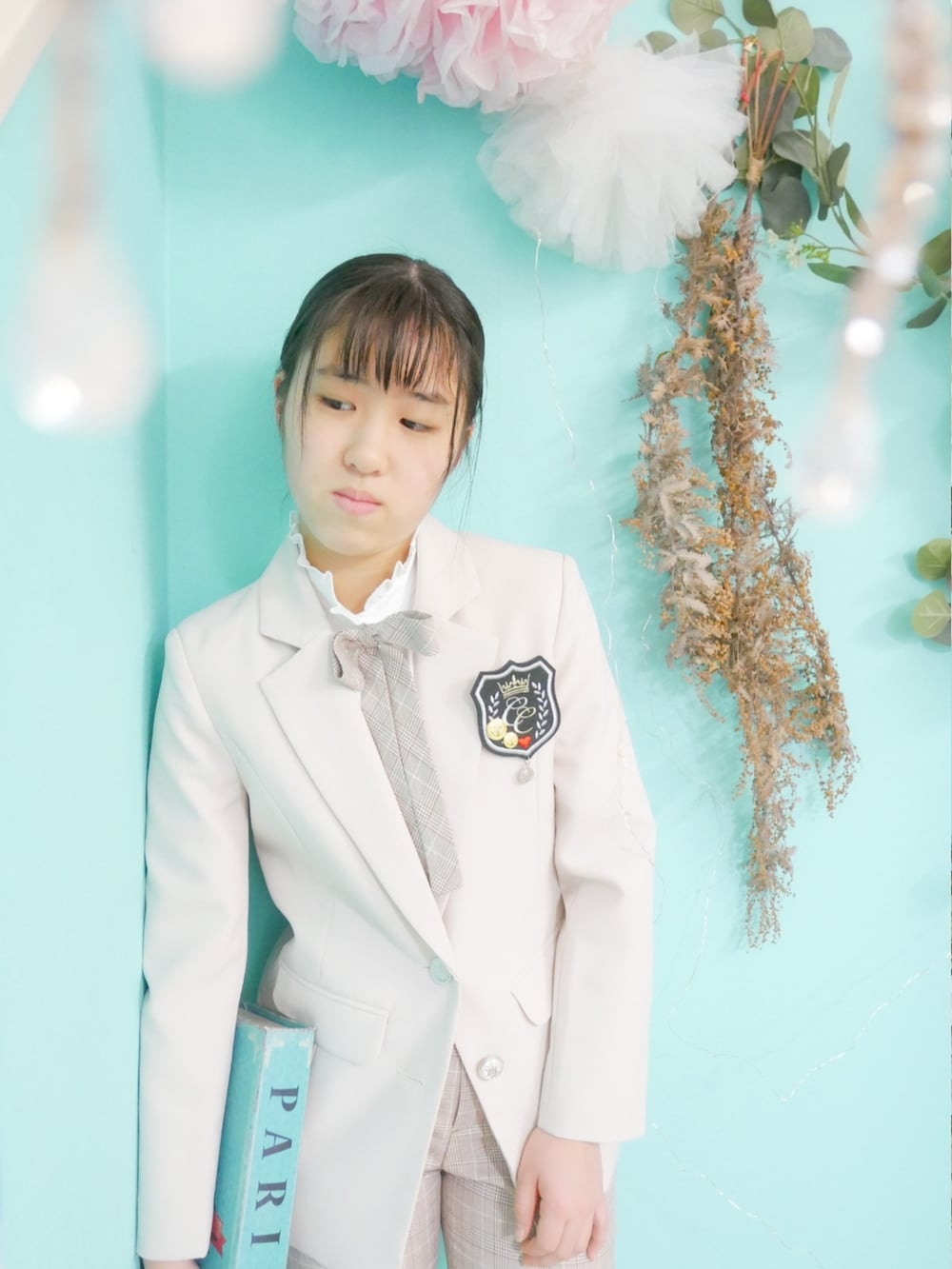 「卒業式、女の子、スーツスタイル、パンツスーツ、パンツスタイル、卒業式コーデ、キッズコーデ、ロングパンツ」｜「Catherine Cottageのガールズロングパンツスーツ（スーツセット、ベージュ系）」を使った、saramimiさん（キッズ・150cm）の冬コーディネートの3枚目の写真
