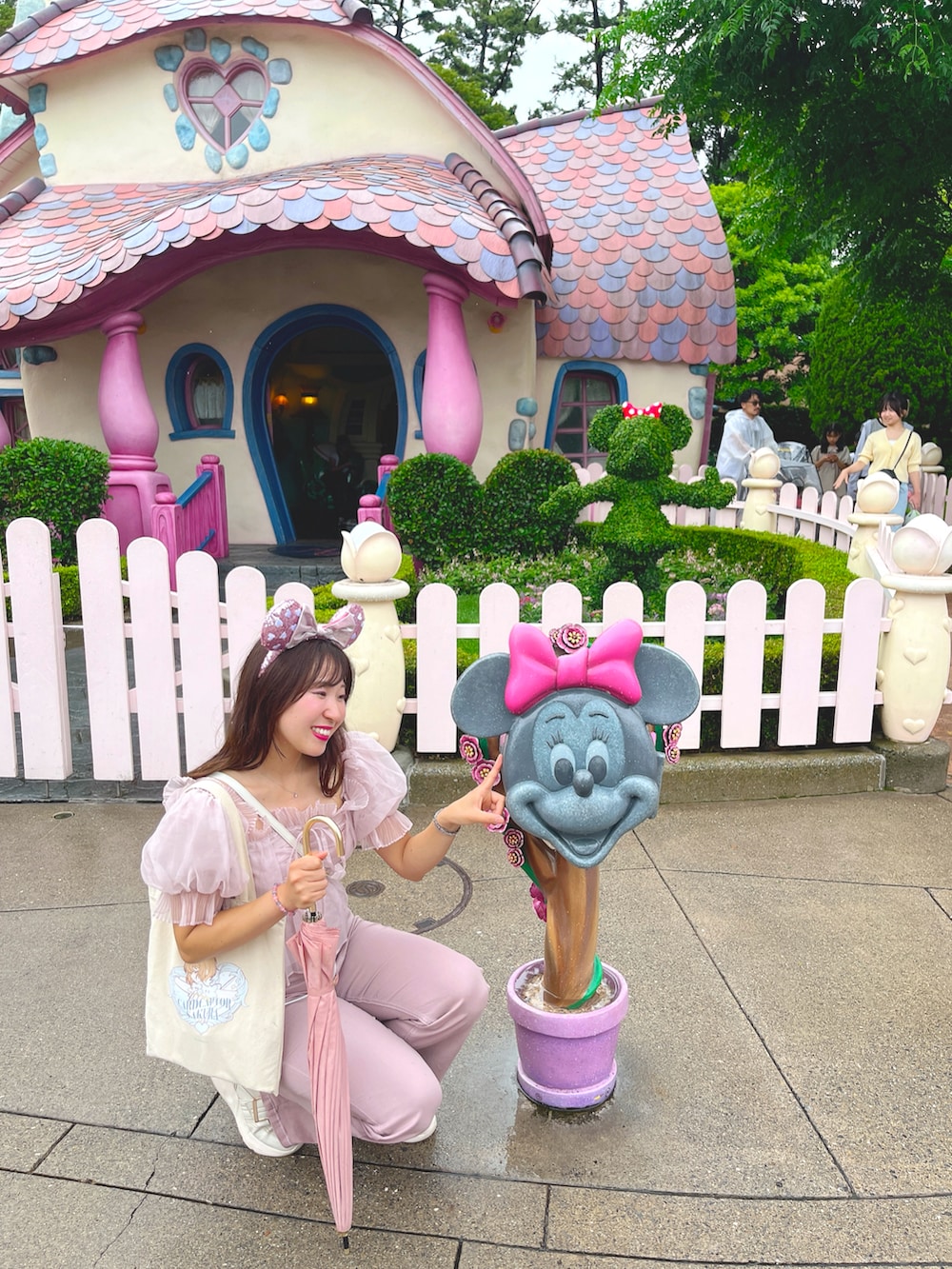 ピンク系のシャツ/ブラウス、ピンク系のデニムパンツ、ベージュ系のスニーカーを着用したレディースの夏コーディネートの2枚目の写真