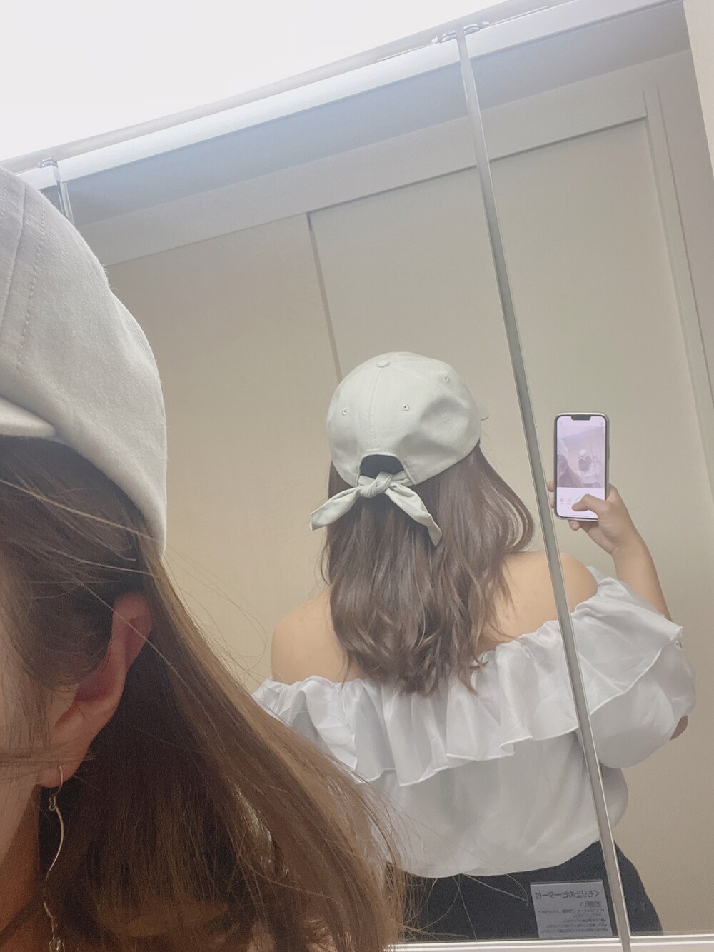 パープル系のチューブトップ、ブラック系のスカート、グレー系のキャップを着用したレディースの夏コーディネートの3枚目の写真