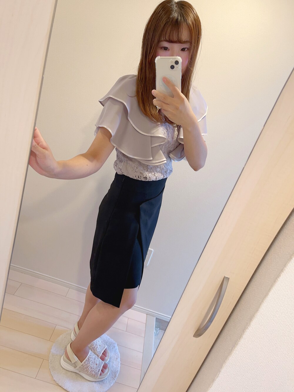 ベージュ系のシャツ/ブラウス、ブラック系のスカート、ベージュ系のサンダルを着用したレディースの夏コーディネートの2枚目の写真