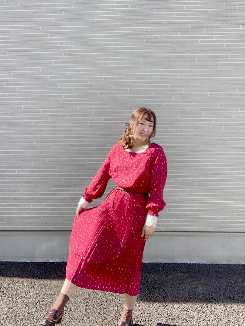 レッド系のワンピース、ホワイト系のTシャツ/カットソー、レッド系のバッグを着用したレディースの秋コーディネートの2枚目の写真
